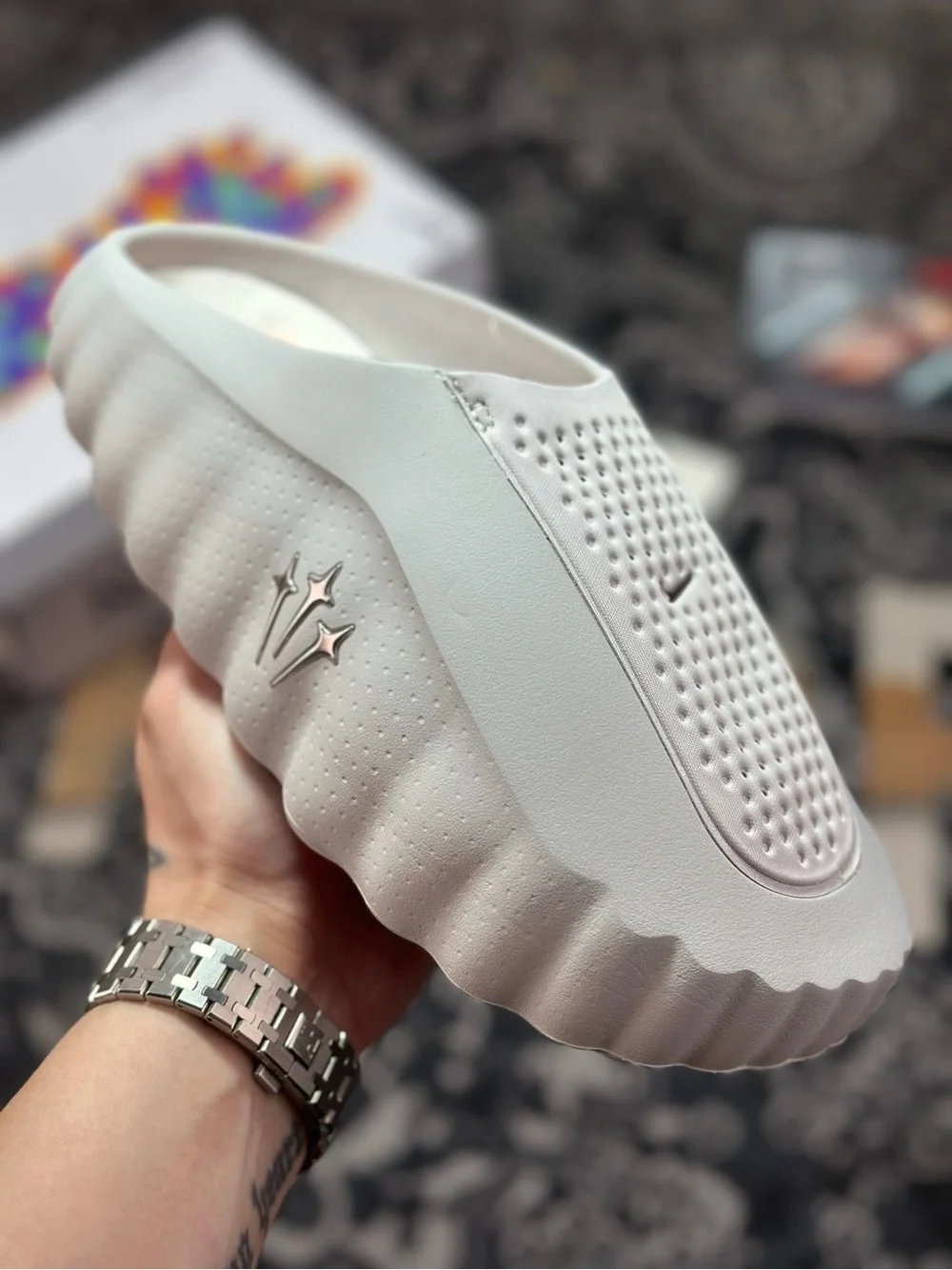 Brand new White NikeMind 001 slippers Three-Point Logo (boxnot included)